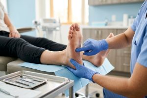 Comprendre le rôle du podologue : une aide précieuse pour vos pieds